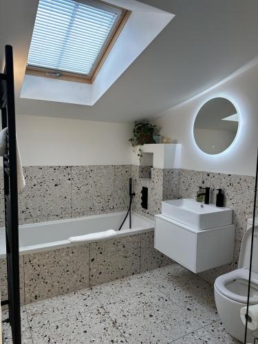 Ideal Bristol getaway - 3 bed harbourside home photo 63
