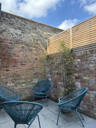 Ideal Bristol getaway - 3 bed harbourside home photo 14