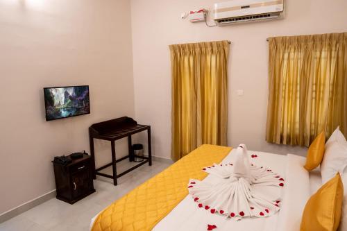 a bedroom with a bed with a cake on it at Palais de Pondichéry in Puducherry