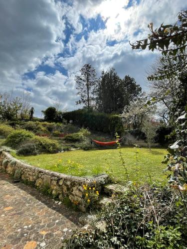 Un jardín fuera de LE GITE LACHELLE