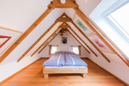 Bett in einem Zimmer mit Dach in der Unterkunft Huus an't Diek von 1850 in Krummhörn