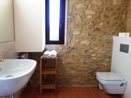 A bathroom at Masía restaurada con piscina privada28 pax