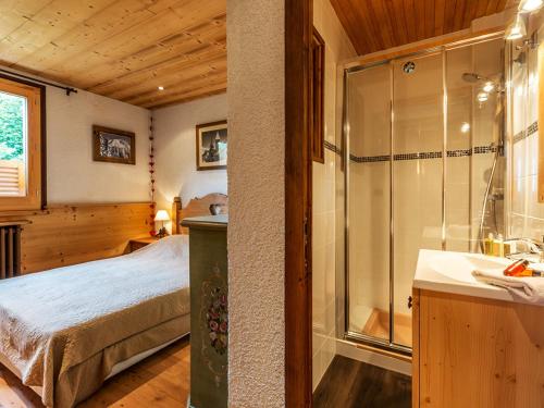 - une chambre avec un lit, une douche et un lavabo dans l'établissement Bel appartement 3 ch, calme, garage, Wifi - FR-1-437-18, à La Clusaz