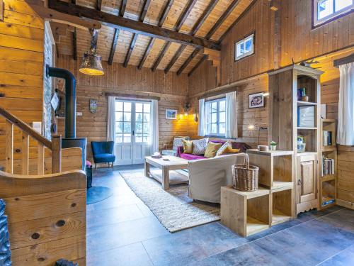 - un salon avec des murs lambrissés et un escalier dans l'établissement Chalet indépendant près des pistes, 3 chambres, WIFI, parking, belle exposition - FR-1-437-33, à La Clusaz