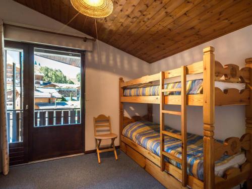 Ce lit superposé se trouve dans un dortoir doté d'une fenêtre. dans l'établissement Duplex 2 chambres au centre du village, proche pistes de ski, parking inclus, La Clusaz - FR-1-437-40, à La Clusaz