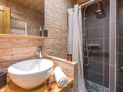 Un baño con lavabo blanco y ducha. en Appartement cosy 2 pièces, 4 pers, centre de La Clusaz, proche pistes, balcon et wifi - FR-1-437-52, en La Clusaz