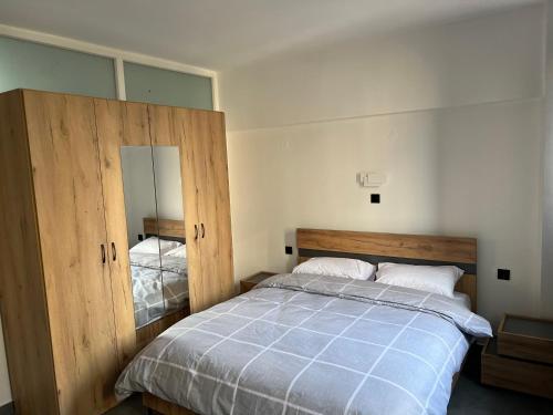 ein Schlafzimmer mit einem großen Bett und einem Spiegel in der Unterkunft Exclusive ladadika apartment 2 in Thessaloniki