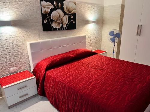 1 dormitorio con cama roja y edredón rojo en Tropea Comfort Room en Tropea