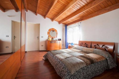 マツァーラ・デル・ヴァッロにあるBaglio Sciacca - Xenia Sicily Villasのベッドルーム(大型ベッド1台、鏡付)