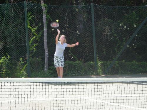 Tennis ja/või seinatennis majutusasutuses Hideaway Retreat või selle läheduses