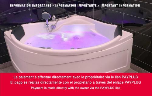 - une publicité pour une baignoire dans la salle de bains dans l'établissement Apartments Les 5 LYS - Quartier La Bastide, à Carcassonne