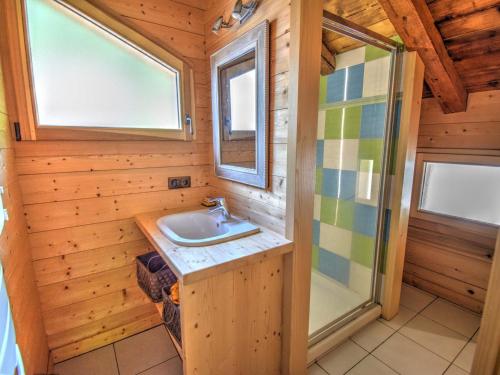 uma pequena casa de banho com um lavatório e um chuveiro em Chalet Montriond, 4 pièces, 5 personnes - FR-1-524-46 em Montriond
