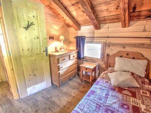 um quarto de cabina com uma cama e uma secretária em Chalet Montriond, 4 pièces, 5 personnes - FR-1-524-46 em Montriond