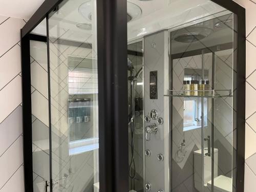 W łazience znajduje się prysznic ze szklanymi drzwiami. w obiekcie Inviting 1-Bed Studio in Manchester & feel at home w Manchesterze