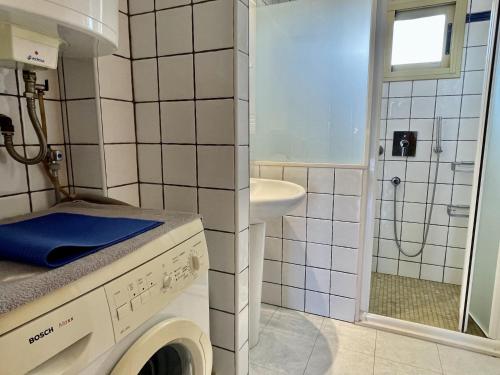 レスカラにあるMargaridaのバスルーム(洗濯機、シンク、シャワー付)