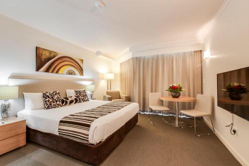 Кровать или кровати в номере Central Cosmo Apartment Hotel