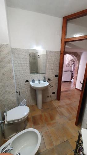 a bathroom with a sink and a toilet at Il borgo di Cornillo in Meggiano