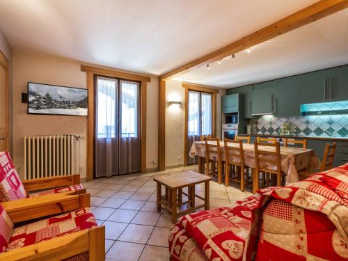 un salon avec une cuisine et une salle à manger dans l'établissement Appartement 3 chambres au centre de La Clusaz, à 100m des pistes, proche cours de ski. WIFI inclus - FR-1-437-4, à La Clusaz