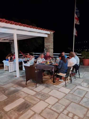 a group of people sitting around a table on a patio at Green Oasis in Lámira