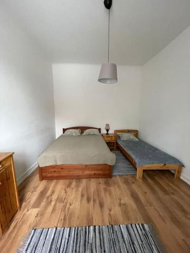 - une chambre avec un lit et un banc dans l'établissement One bedroom Ausekļa apartment, à Liepāja