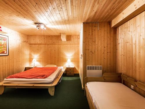 ラ・クリュサにあるAppartement La Clusaz, 4 pièces, 6 personnes - FR-1-437-54の木造キャビン内のベッド2台が備わる部屋