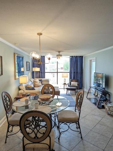 Χώρος καθιστικού στο Biloxi Beach Condo-B
