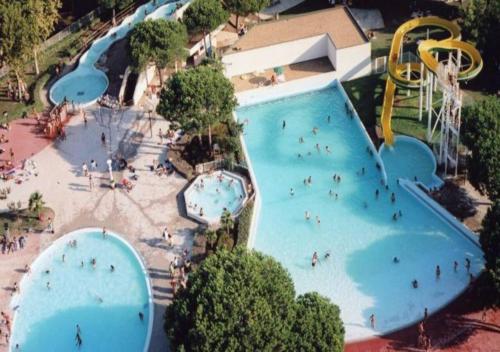 Elle offre une vue sur la grande piscine. dans l'établissement LENA STUDIO - LA GRANDE MOTTE - PLAGE - CENTRE VILLE - 50m PORT - CONFORT, à La Grande Motte