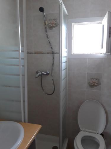 une salle de bain avec une douche avec des toilettes et un lavabo dans l'établissement Villa à 5 minutes à pieds de la mer, à Fleury