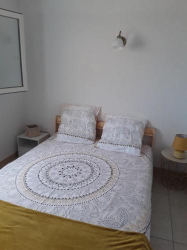 une chambre avec un grand lit avec des draps et des oreillers blancs dans l'établissement Villa à 5 minutes à pieds de la mer, à Fleury