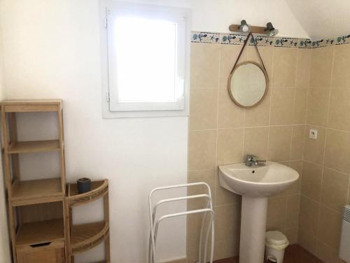 a bathroom with a sink and a mirror and a window at Lann Vras - Maison proche littoral - K25 in Locmariaquer