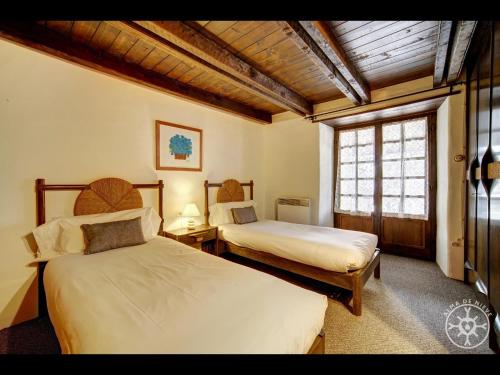 A bed or beds in a room at CASA BOLARD de Alma de Nieve