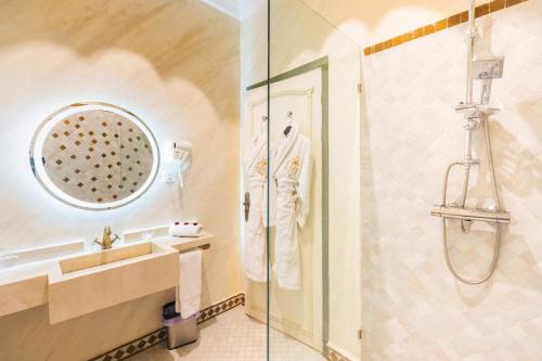 La salle de bains est pourvue d'une douche et d'un lavabo. dans l'établissement Albakech Boutique Hôtel & Spa, à Marrakech