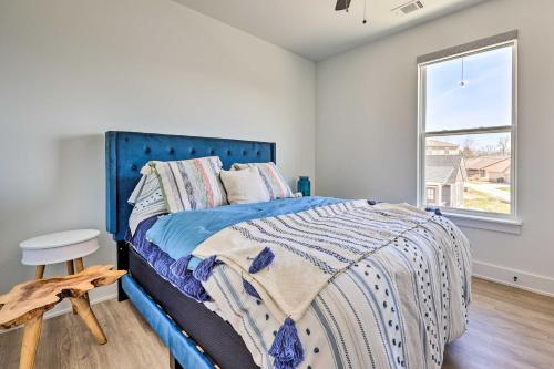 Voodi või voodid majutusasutuse Convenient Fayetteville Home - 3 Mi to Town! toas