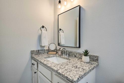 Foto sihtkohas Fayetteville asuva majutusasutuse Convenient Fayetteville Home - 3 Mi to Town! galeriist