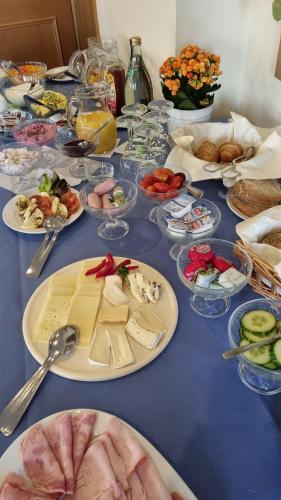 ein Tisch mit vielen Teller Essen drauf in der Unterkunft Zur Querensteder Mühle in Bad Zwischenahn