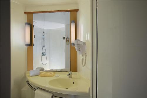 纳威孟买ibis Navi Mumbai - An Accor Brand的带水槽和镜子的浴室