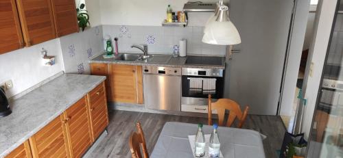 eine Küche mit einem Waschbecken und einem Tisch mit Stühlen in der Unterkunft Wörnitz Haus mit 3 Schlafzimmern in Oettingen in Bayern