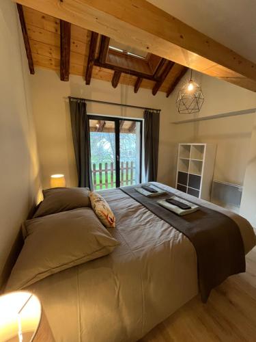 een slaapkamer met een groot bed en een raam bij Spacious town house in the center of le Bourg d'Oisans in Le Bourg-dʼOisans