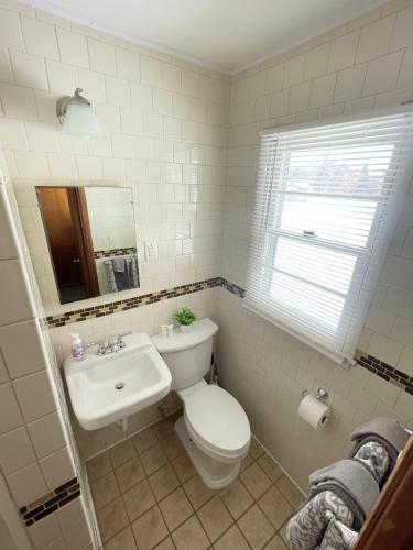 Ένα μπάνιο στο Hillcrest Motel