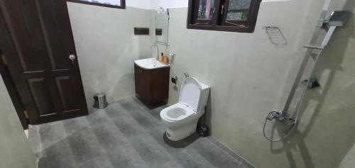 łazienka z toaletą i umywalką w obiekcie Megahomestay w mieście Galle