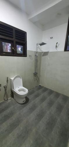 łazienka z toaletą w pokoju w obiekcie Megahomestay w mieście Galle