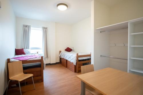 Cama ou camas em um quarto em UPEI Summer Accommodations