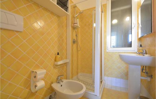 ein Bad mit einem Waschbecken, einem WC und einer Dusche in der Unterkunft Stunning Home In Diano Calderina With 2 Bedrooms in Diano Castello