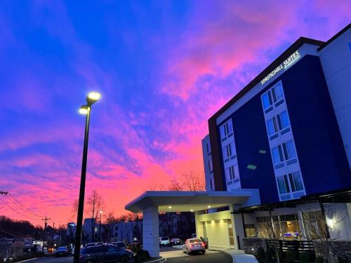 un edificio con una puesta de sol en el cielo en SpringHill Suites by Marriott Tuckahoe Westchester County en Tuckahoe