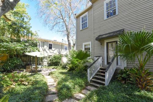 una casa con una escalera que conduce a un patio en Forsyth Park Off Street Parking, Hist Savannah Lwr en Savannah