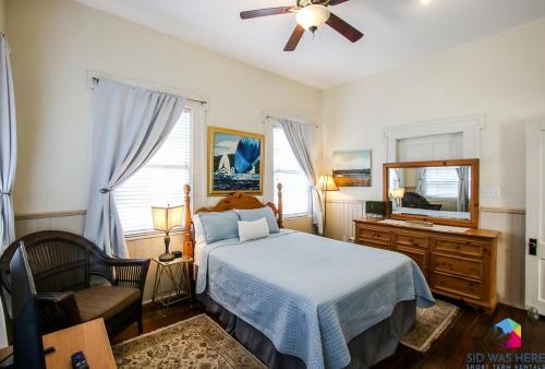 1 dormitorio con cama, tocador y espejo en Forsyth Park Off Street Parking, Hist Savannah Lwr, en Savannah