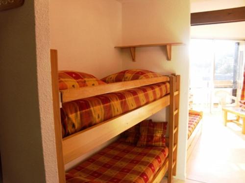 deux lits superposés dans une petite pièce avec dans l'établissement Charmant Studio Cabine à Orcières - Proche Pistes et Commerces - 4 Pers. avec Balcon Exposé Sud - FR-1-636-84, à Orcières
