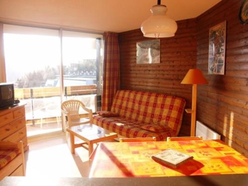 un salon avec un canapé et une table dans l'établissement Charmant Studio Cabine à Orcières - Proche Pistes et Commerces - 4 Pers. avec Balcon Exposé Sud - FR-1-636-84, à Orcières