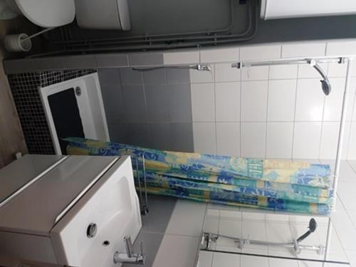 La salle de bains est pourvue d'un lavabo et d'un comptoir. dans l'établissement Charmant Studio Cabine à Orcières - Proche Pistes et Commerces - 4 Pers. avec Balcon Exposé Sud - FR-1-636-84, à Orcières