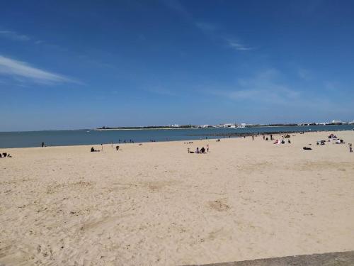 Zdjęcie z galerii obiektu T1 confortable situé 100m plage des Minimes w La Rochelle
